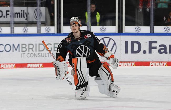 Dustin Strahlmeier Grizzlys Wolfsburg celebrates victory with fans ice hockey, DEL, penny DEL, men, men, season 2022 20223 Grizzlys Wolfsburg vs Straubing Tigers, 4 3