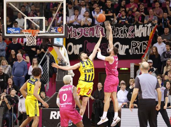 Leon Kratzer Telekom Baskets Bonn vs Owen Klassen EWE Baskets Oldenburg Photo Jörn Wolter