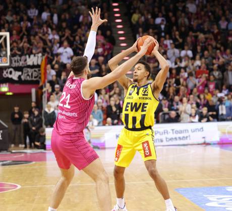 Leon Kratzer Telekom Baskets Bonn vs T J Holyfield EWE Baskets Oldenburg Photo Jörn Wolter