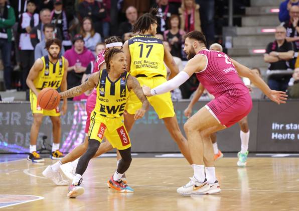 Leon Kratzer Telekom Baskets Bonn vs DeWayne Russell EWE Baskets Oldenburg Photo Jörn Wolter