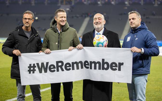 Berlin, 24 01 2023, Football, Bundesliga, 17 Matchday, Hertha BSC VfL Wolfsburg, Olympiastadion Fredi Bobic l , Managing Director of Hertha BSC, and Herthas President Kay Bernstein r with a banner with lettering WeRemember on the occasion of the international Holocaust memorial day DFL regulations and DFB regulations prohibit any use of photographs as image sequences and or quasi video, Photo Andreas Gora Hertha BSC VfL Wolfsburg