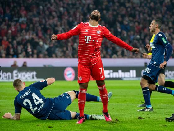 Serge Gnabry FC Bayern Muenchen, 07 aergert himself, on the ground Jeff Chabot 1 FC Koeln, 24 , GER, FC Bayern Muenchen vs 1 FC Koeln, 1 Fussball Bundesliga, 17 Spieltag, Spielzeit 2022 2023, 24 01 2023 DFB DFL regulations prohibit any use of photographs as image sequences and or quasi video GER, FC Bayern Muenchen vs 1 FC Koeln, 1 Fussball Bundesliga, 17 Spieltag, Spielzeit 2022 2023, 24 01 2023 Muenchen Copyright: xEibner-Pressefoto Memmlerx EP_MMR