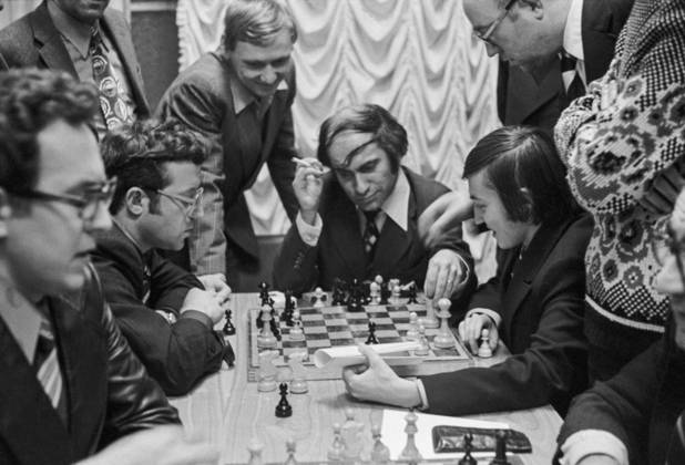 December, 1976. Moscow, USSR. Soviet Chess Grandmasters Vitaly Tseshkovsky, Iosif Dorfman, Oleg Romanishin, Mikhail Tal and Anatoly Karpov (L-R) analyse a match during the 1976 USSR Chess Championship in the Central House of Culture of Railway Workers. The exact date of the photograph is unknown. Vladimir Savostyanov TASS  15639861