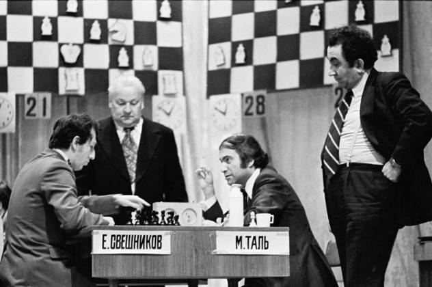 December, 1976. Moscow, USSR. Chess player Evgeny Sveshnikov, Chess Grandmasters Mikhail Tal, Tigran Petrosyan (L-R front) and Chief Arbiter Vladas Mikenas (L back) take part in the 1976 USSR Chess Championship in the Central House of Culture of Railway Workers. The exact date of the photograph is unknown. Vladimir Savostyanov TASS  18758739