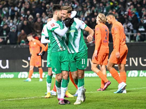 Niklas Fuellkrug SV Werder Bremen, 11 , who scored the goal to 2 0, is embraced by Ilja Gruev SV Werder Bremen, 28 The Wolfsburg behind are already hanging their heads a bit SV Werder Bremen vs VfL Wolfsburg, Football, Bundesliga, 18 Spieltag, Saison 2022 2023, 28 01 2023 DFB DFL Regulations prohibit any use of Photographs as image sequences and or quasi video SV Werder Bremen vs VfL Wolfsburg, Football, Bundesliga, 18 Spieltag, Saison 2022 2023, 28 01 2023 Bremen Copyright: xEibner-Pressefoto ThomasxHaeslerx EP_EER