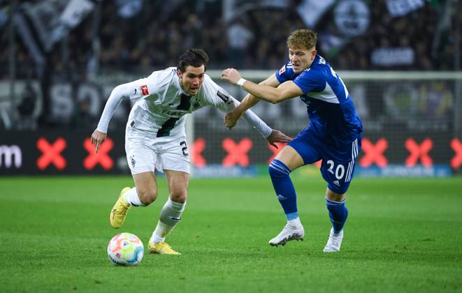 Florian Neuhaus Borussia Moenchengladbach , li , vs Tim Skarke FC Schalke 04 04 02 2023, Football GER, Season 2022 2023, 1 Bundesliga, Matchday 19, Borussia Mönchengladbach FC Schalke 04 Moenchengladbach Borussia Park Nordrhein Westfalen Germany Team2