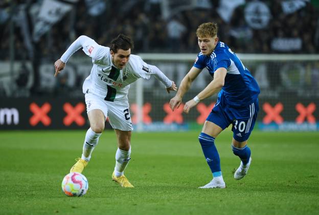 Florian Neuhaus Borussia Moenchengladbach , li , vs Tim Skarke FC Schalke 04 04 02 2023, Football GER, Season 2022 2023, 1 Bundesliga, Matchday 19, Borussia Mönchengladbach FC Schalke 04 Moenchengladbach Borussia Park Nordrhein Westfalen Germany Team2