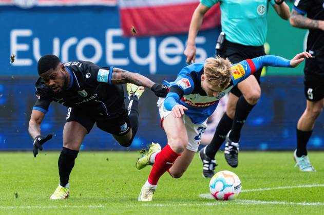 Moritz Broni Kwarteng 1 FC Magdeburg 8 fouls Finn Porath Holstein Kiel 27 Holstein Kiel vs 1 FC Magdeburg, Football, 2 Bundesliga, Matchday 20, Season 2022 23, 11 02 2023 DFL REGULATES PROHIBIT ANY USE OF PHOTOGRAPHS AS IMAGE SEQUENCES AND OR QUASI VIDEO Press Photo Marcel von Fehrn Holstein Kiel vs 1 FC Magdeburg, Football, 2 Bundesliga, Matchday 20, Season 2022 23, 11 02 2023 Kiel Copyright: xEibner-Pressefoto MarcelxvonxFehrnx EP_EER