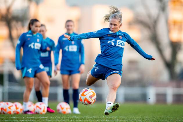 230213 Thea Bjelde of the Norwegian womens national football team during a training session on February 13, 2023 in Angers Photo Vegard Grot BILDBYRAN code VG VG0392 bbeng football football soccer football training international friendly private international training practice training training norway norway women women,  Copyright: VEGARDxGRoTT BB230213VG016