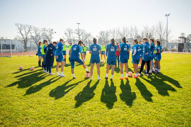 230214 Players and staff of the Norwegian women s national football team gather in a circle during a training session on February 14, 2023 in Angers Photo Vegard Grott BILDBYRAN kod VG VG0393 bbeng fotboll football soccer fotball träning practice training trening norge norway women dam, Copyright: VEGARDxGRoTT BB230214VG014
