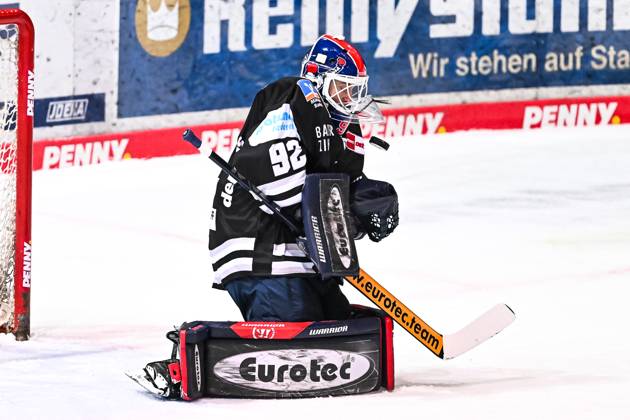 Andreas Andy Jenike Iserlohn Roosters, 92 holds the puck, Iserlohn Roosters vs Schwenninger Wild Wings, penny DEL, 26 02 2023, Iserlohn Roosters vs Schwenninger Wild Wings, penny DEL, 26 02 2023, photo Jonas Brockmann Eibner Pressefoto Iserlohn Copyright: xJonasxBrockmann xEibner-Pressefox EP_JBN
