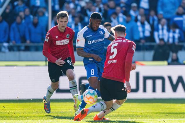 Moritz Broni Kwarteng 1 FC Magdeburg 8 vs Phil Neumann Hannover 96, 05 Hannover 96 vs 1 FC Magdeburg, Football, 2 Bundesliga, Matchday 22, Season 2022 23, 26 02 2023 DFL REGULATES PROHIBIT ANY USE OF PHOTOGRAPHS AS IMAGE SEQUENCES AND OR QUASI VIDEO Press Photo Marcel von Fehrn Hannover 96 vs 1 FC Magdeburg, Football, 2 Bundesliga, Matchday 22, Season 2022 23, 26 02 2023 Hannover Copyright: xEibner-Pressefoto MarcelxvonxFehrnx EP_EER