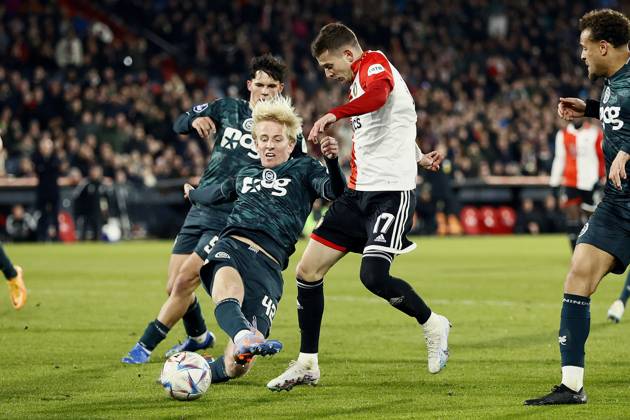 ROTTERDAM - (l-r) Thijmen Blokzijl of FC Groningen, Sebastian Szymanski of Feyenoord during the Dutch premier league match between Feyenoord and FC Groningen at Feyenoord Stadion de Kuip on March 4, 2023 in Rotterdam, Netherlands. ANP PIETER STAM DE JONGE Dutch Eredivisie 2022 2023 xVIxANPxSportx xxANPxIVx 464171000 originalFilename: 464171000