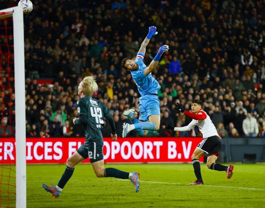 ROTTERDAM - (l-r) Thijmen Blokzijl of FC Groningen, FC Groningen goalkeeper Michael Verrips, Ezequiel Bullaude of Feyenoord during the Dutch premier league match between Feyenoord and FC Groningen at Feyenoord Stadion de Kuip on March 4, 2023 in Rotterdam, Netherlands. ANP PIETER STAM DE JONGE Dutch Eredivisie 2022 2023 xVIxANPxSportx xxANPxIVx 464218559 originalFilename: 464218559