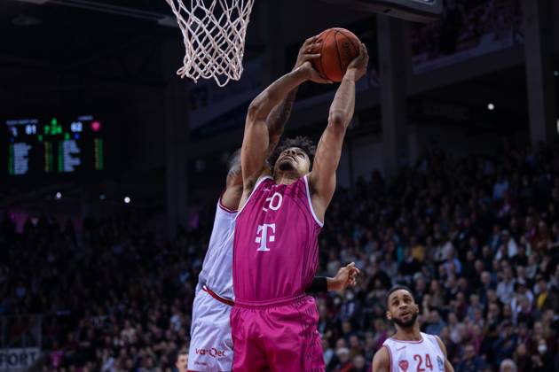 easyCredit Basketball Bundesliga, Telekom Baskets Bonn vs Würzburg Baskets, 11 03 2023 Dayon Griffin Würzburg Baskets 2 blocks Collin MALCOLM Telekom Baskets Bonn 10 Copyright: xBEAUTIFULxSPORTS Derixx