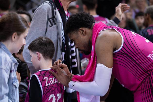 easyCredit Basketball Bundesliga, Telekom Baskets Bonn vs Würzburg Baskets, 11 03 2023 Javontae HAWKINS Telekom Baskets Bonn 13 signs autographs after the game Copyright: xBEAUTIFULxSPORTS Derixx