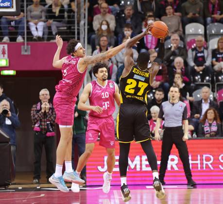 Block Michael Kessens Telekom Baskets Bonn vs Eddy Edigin MHP RIESEN Ludwigsburg Photo Jörn Wolter