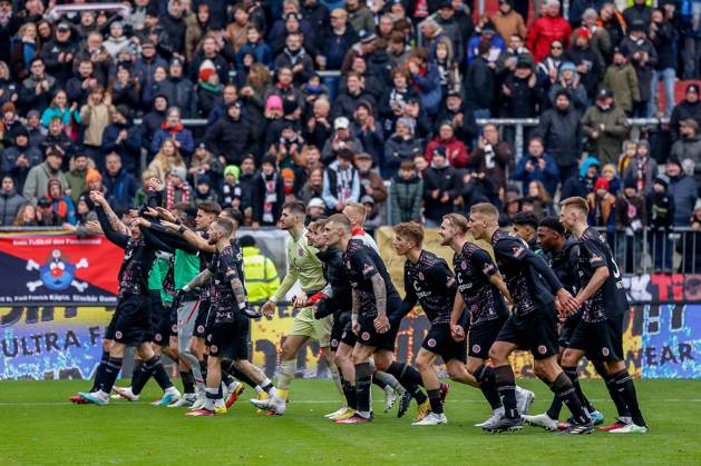 Final cheer of the team Pauli in front of the north stand Germany , Hamburg , Millerntorstadion Football , 2 Football Bundesliga , FC St Pauli SSV Jahn Regensburg