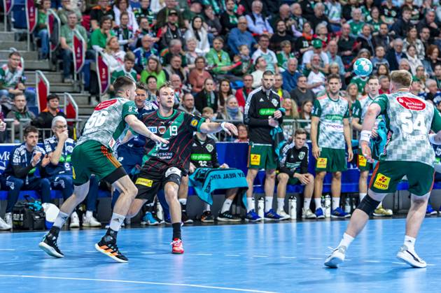 v l , TSV Hannover Burgdorf green against Füchse Berlin black on match day 26 of the 2022 2023 season in the LIQUI MOLY Handball Bundesliga 06 04 2023, ZAG Arena Hannover, GER , Copyright: xJanxGuentherx xTSVxHannover-Burgdorfx