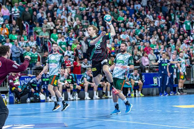 v l , TSV Hannover Burgdorf green against Füchse Berlin black on match day 26 of the 2022 2023 season in the LIQUI MOLY Handball Bundesliga 06 04 2023, ZAG Arena Hannover, GER , Copyright: xJanxGuentherx xTSVxHannover-Burgdorfx
