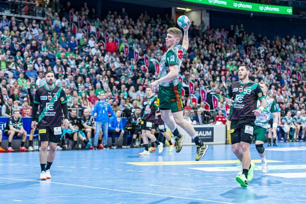v l , TSV Hannover Burgdorf green against Füchse Berlin black on match day 26 of the 2022 2023 season in the LIQUI MOLY Handball Bundesliga 06 04 2023, ZAG Arena Hannover, GER , Copyright: xJanxGuentherx xTSVxHannover-Burgdorfx