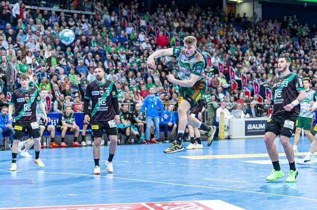 v l , TSV Hannover Burgdorf green against Füchse Berlin black on match day 26 of the 2022 2023 season in the LIQUI MOLY Handball Bundesliga 06 04 2023, ZAG Arena Hannover, GER , Copyright: xJanxGuentherx xTSVxHannover-Burgdorfx