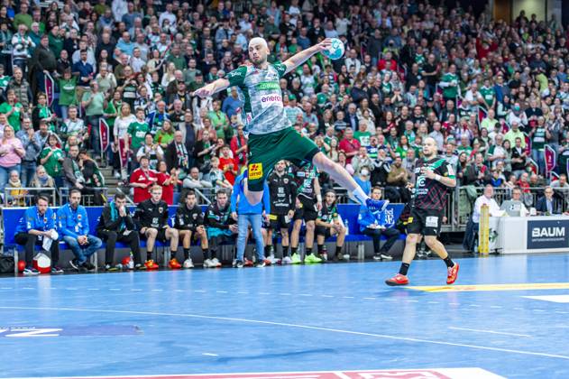 v l , TSV Hannover Burgdorf green against Füchse Berlin black on match day 26 of the 2022 2023 season in the LIQUI MOLY Handball Bundesliga 06 04 2023, ZAG Arena Hannover, GER , Copyright: xJanxGuentherx xTSVxHannover-Burgdorfx