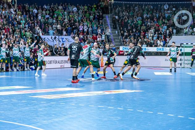 v l , TSV Hannover Burgdorf green against Füchse Berlin black on match day 26 of the 2022 2023 season in the LIQUI MOLY Handball Bundesliga 06 04 2023, ZAG Arena Hannover, GER , Copyright: xJanxGuentherx xTSVxHannover-Burgdorfx