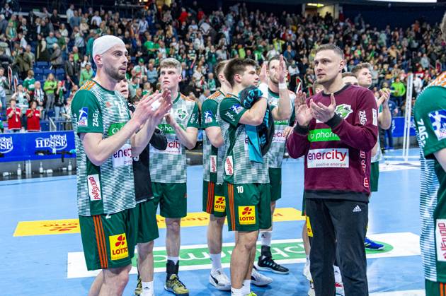 v l , TSV Hannover Burgdorf green against Füchse Berlin black on match day 26 of the 2022 2023 season in the LIQUI MOLY Handball Bundesliga 06 04 2023, ZAG Arena Hannover, GER , Copyright: xJanxGuentherx xTSVxHannover-Burgdorfx
