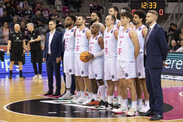 The team of Telekom Baskets BON , f l n r Assistant Coach Marko STANKOVIC, Assistant Coach Adrian KOVACS covered , Javontae HAWKINS, Tyson WARD covered , Sebastian HERRERA, Deane WILLIAMS, TJ SHORTS II, Leon KRATZER, Karsten TADDA, Michael KESSENS covered , Zach ENSMINGER, Collin MALCOLM and Head Coach Tuomas IISALO, before the game Final score 76 77, Basketball Champions League Telekom Baskets Bonn SIG Strasbourg BON vs SIG Playoffs Quarter Final Quarter Final 1 game, at T E L E K O M D O M E, on 05 04 2023 Â