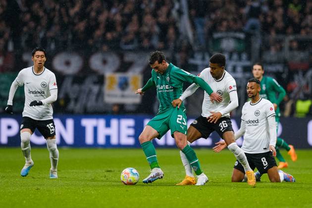 Joe Scally Borussia Moenchengladbach, 29 in duel with Ansgar Knauff Eintracht Frankfurt, 36 , Eintracht Frankfurt vs Borussia Moenchengladbach, Football, 1 Bundesliga, 28 Matchday, Season 2022 2023, 15 04 2023, DFL REGULATES PROHIBIT ANY USE OF PHOTOGRAPHS AS IMAGE SEQUENCES AND OR QUASI VIDEO Eintracht Frankfurt vs Borussia Moenchengladbach, Football, 1 Bundesliga, 28 Spieltag, Saison 2022 2023, 15 04 2023 Frankfurt am Main Copyright: xEibner-Pressefotox xMichaelxBermx EP_EER