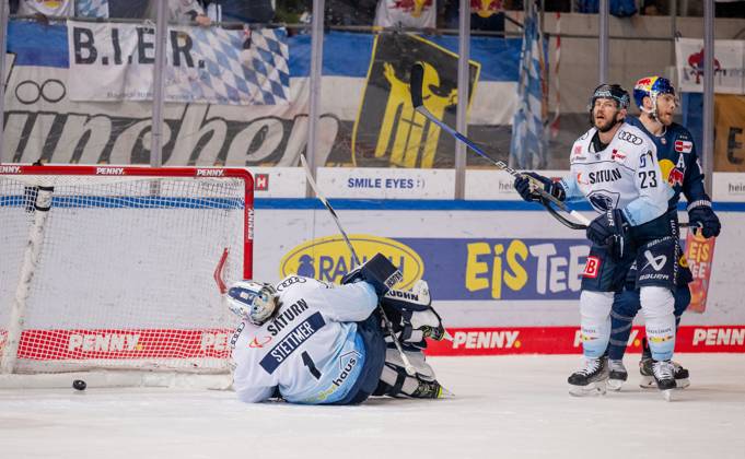 Jonas Stettmer goalie, ERC Ingolstadt Panther, 1 and Maury Edwards ERC Ingolstadt Panther, 23 are beaten, the puck is in the goal for the 1 1 equalizer by Ben Smith EHC Red Bull Muenchen, 12, right EHC Red Bull Muenchen vs ERC Ingolstadt, Ice hockey, DEL, playoffs, final game 3, season 2022 2023, 18 04 2023 EHC Red Bull Muenchen vs ERC Ingolstadt, Ice field hockey, DEL, playoffs, final game 3, season 2022 2023, 18 04 2023 Muenchen Copyright: xEibner-Pressefoto HeikexFeinerx EP_HFR