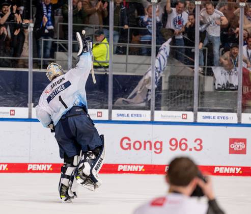 Jonas Stettmer goalie, ERC Ingolstadt Panther, 1 celebrates the win with the fans EHC Red Bull Muenchen vs ERC Ingolstadt, ice hockey, DEL, playoffs, final game 3, season 2022 2023, 18 04 2023 EHC Red Bull Muenchen vs ERC Ingolstadt, ice hockey, DEL, playoffs, final game 3, season 2022 2023, 18 04 2023 Muenchen Copyright: xEibner-Pressefoto HeikexFeinerx EP_HFR