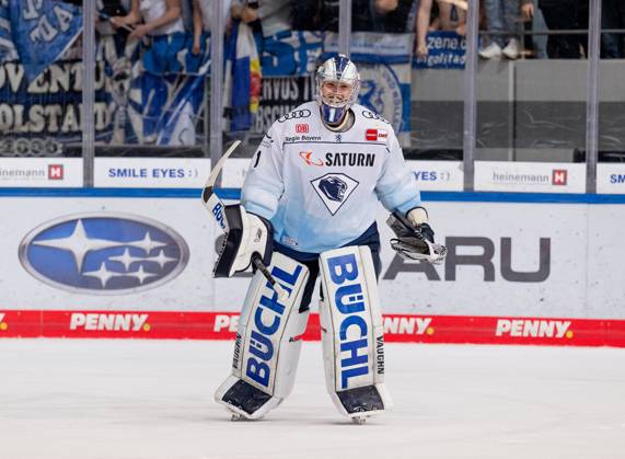 Jonas Stettmer goalkeeper, ERC Ingolstadt Panther, 1 on return from his fan EHC Red Bull Muenchen vs ERC Ingolstadt, ice hockey, DEL, playoffs, final game 3, season 2022 2023, 18 04 2023 EHC Red Bull Muenchen vs ERC Ingolstadt, ice hockey, DEL, playoffs, final game 3, season 2022 2023, 18 04 2023 Muenchen Copyright: xEibner-Pressefoto HeikexFeinerx EP_HFR