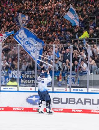 Jonas Stettmer goalie, ERC Ingolstadt Panther, 1 celebrates the win with the travelling fans EHC Red Bull Muenchen vs ERC Ingolstadt, ice hockey, DEL, playoffs, final game 3, season 2022 2023, 18 04 2023 EHC Red Bull Muenchen vs ERC Ingolstadt, ice hockey, DEL, playoffs, final game 3, season 2022 2023, 18 04 2023 Muenchen Copyright: xEibner-Pressefoto HeikexFeinerx EP_HFR