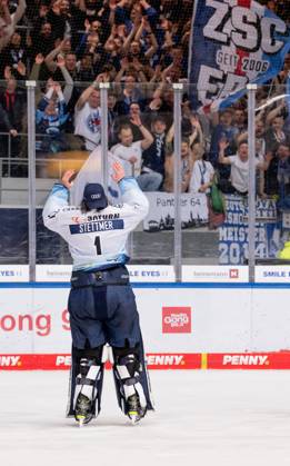 Jonas Stettmer goalie, ERC Ingolstadt Panther, 1 celebrates the win with the travelling fans EHC Red Bull Muenchen vs ERC Ingolstadt, ice hockey, DEL, playoffs, final game 3, season 2022 2023, 18 04 2023 EHC Red Bull Muenchen vs ERC Ingolstadt, ice hockey, DEL, playoffs, final game 3, season 2022 2023, 18 04 2023 Muenchen Copyright: xEibner-Pressefoto HeikexFeinerx EP_HFR