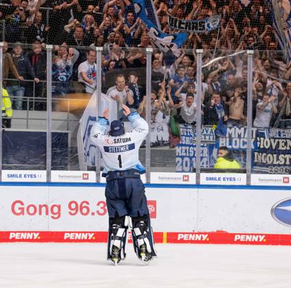 Jonas Stettmer goalie, ERC Ingolstadt Panther, 1 celebrates the win with the travelling fans EHC Red Bull Muenchen vs ERC Ingolstadt, ice hockey, DEL, playoffs, final game 3, season 2022 2023, 18 04 2023 EHC Red Bull Muenchen vs ERC Ingolstadt, ice hockey, DEL, playoffs, final game 3, season 2022 2023, 18 04 2023 Muenchen Copyright: xEibner-Pressefoto HeikexFeinerx EP_HFR