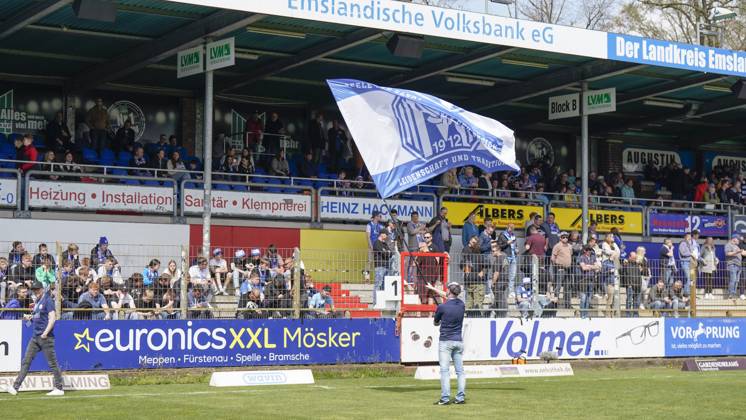 23 04 2023, Hänsch Arena, Meppen, GER, 3 Liga, 33 Spieltag SV Meppen vs 1 FC Saarbrücken, the fan block of SVM without flags, DFL REGULATES PROHIBIT ANY USE OF PHOTOGRAPHS AS IMAGE SEQUENCES AND OR QUASI VIDEO Meppen Niedersachsen Germany Hänsch Arena