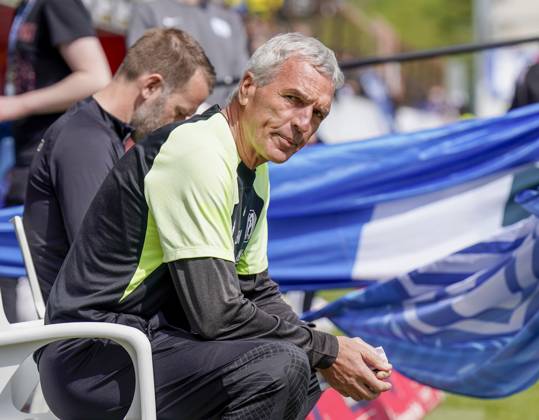 23 04 2023, Hänsch Arena, Meppen, GER, 3 Liga, 33 Spieltag SV Meppen vs 1 FC Saarbrücken, Ernst Middendorp coach SV Meppen and behind Benjamin Duray Co coach SV Meppen DFL REGULATIONS PROHIBIT ANY USE OF PHOTOGRAPHS AS IMAGE SEQUENCES AND OR QUASI VIDEO Meppen Niedersachsen Germany Hänsch Arena