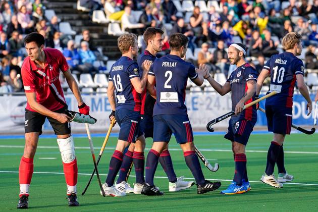 Players from Mannheimer HC MHC , cheering about the goal to 1 0, jubilation, goal celebration, celebrate the goal, goal, celebration, cheering about the goal, optimistic, game scene, highlight, action, action, 28 04 2023, Mannheim Germany , Hockey, 1 Bundesliga, Men, Mannheimer HC TSV Mannheim xozx