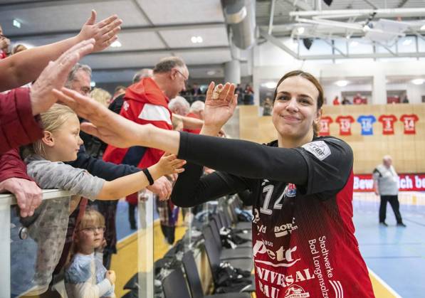 <p>29 04 2023-Bad Langensalza: Handball Frauen 1. Bundesliga Frauen Saison 2022-2023 Salzhalle 22. Spieltag Thueringer HC - Neckarsulmer Sport-Union im Foto: Anika Niederwieser 14 (Thüringer HC) nach dem Spiel bei den Fans ( Deutschland Thueringen Bad Langensalza Copyright: SaschaxFromm