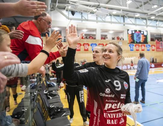 <p>29 04 2023-Bad Langensalza: Handball Frauen 1. Bundesliga Frauen Saison 2022-2023 Salzhalle 22. Spieltag Thueringer HC - Neckarsulmer Sport-Union im Foto: Madeleine Hilby 9 (Thüringer HC) nach dem Spiel bei den Fans ( Deutschland Thueringen Bad Langensalza Copyright: SaschaxFromm