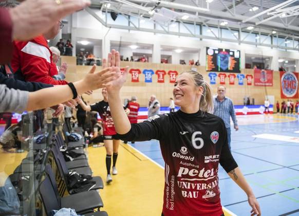 <p>29 04 2023-Bad Langensalza: Handball Frauen 1. Bundesliga Frauen Saison 2022-2023 Salzhalle 22. Spieltag Thueringer HC - Neckarsulmer Sport-Union im Foto: Nathalie Hendrikse 6 (Thüringer HC) nach dem Spiel bei den Fans ( Deutschland Thueringen Bad Langensalza Copyright: SaschaxFromm
