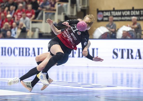 <p>29 04 2023-Bad Langensalza: Handball Frauen 1. Bundesliga Frauen Saison 2022-2023 Salzhalle 22. Spieltag Thueringer HC - Neckarsulmer Sport-Union im Foto: Annika Lott 21 (Thüringer HC) im Zweikampf ( Deutschland Thueringen Bad Langensalza Copyright: SaschaxFromm