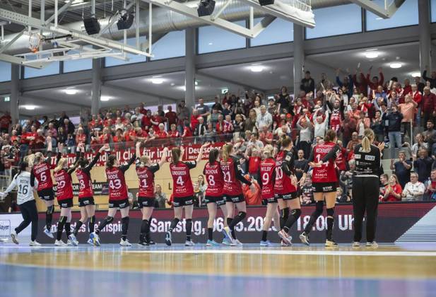 <p>29 04 2023-Bad Langensalza: Handball Frauen 1. Bundesliga Frauen Saison 2022-2023 Salzhalle 22. Spieltag Thueringer HC - Neckarsulmer Sport-Union im Foto: Jubel der THC-Mädels nach dem Sieg mit den Fans. ( Deutschland Thueringen Bad Langensalza Copyright: SaschaxFromm