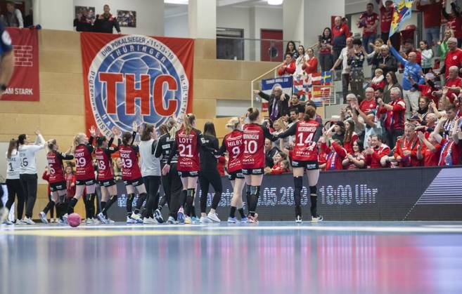 <p>29 04 2023-Bad Langensalza: Handball Frauen 1. Bundesliga Frauen Saison 2022-2023 Salzhalle 22. Spieltag Thueringer HC - Neckarsulmer Sport-Union im Foto: Jubel der THC-Mädels nach dem Sieg mit den Fans. ( Deutschland Thueringen Bad Langensalza Copyright: SaschaxFromm