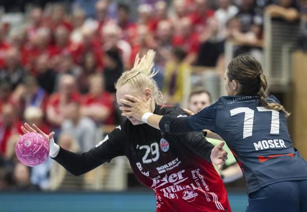 <p>29 04 2023-Bad Langensalza: Handball Frauen 1. Bundesliga Frauen Saison 2022-2023 Salzhalle 22. Spieltag Thueringer HC - Neckarsulmer Sport-Union im Foto: Johanna Reichert 29 (Thüringer HC) im Zweikampf mit Carmen Moser 77 (Neckarsulmer Sport-Union) ( Deutschland Thueringen Bad Langensalza Copyright: SaschaxFromm