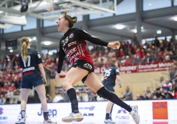 <p>29 04 2023-Bad Langensalza: Handball Frauen 1. Bundesliga Frauen Saison 2022-2023 Salzhalle 22. Spieltag Thueringer HC - Neckarsulmer Sport-Union im Foto: Johanna Stockschläder 18 (Thüringer HC) jubelt ( Deutschland Thueringen Bad Langensalza Copyright: SaschaxFromm