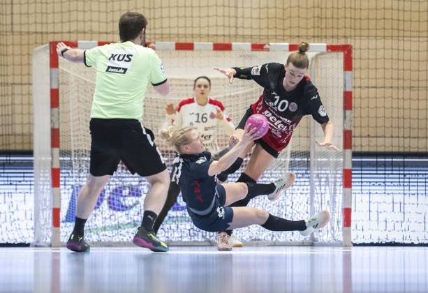 <p>29 04 2023-Bad Langensalza: Handball Frauen 1. Bundesliga Frauen Saison 2022-2023 Salzhalle 22. Spieltag Thueringer HC - Neckarsulmer Sport-Union im Foto: Sara Ronningen 10 (Thüringer HC) im Zweikampf mit Sophie Lütke 21 (Neckarsulmer Sport-Union) ( Deutschland Thueringen Bad Langensalza Copyright: SaschaxFromm