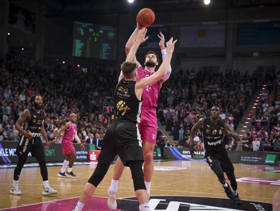 Leon Kratzer Telekom Baskets Bonn vs Basketball Löwen Braunschweig Photo Jörn Wolter